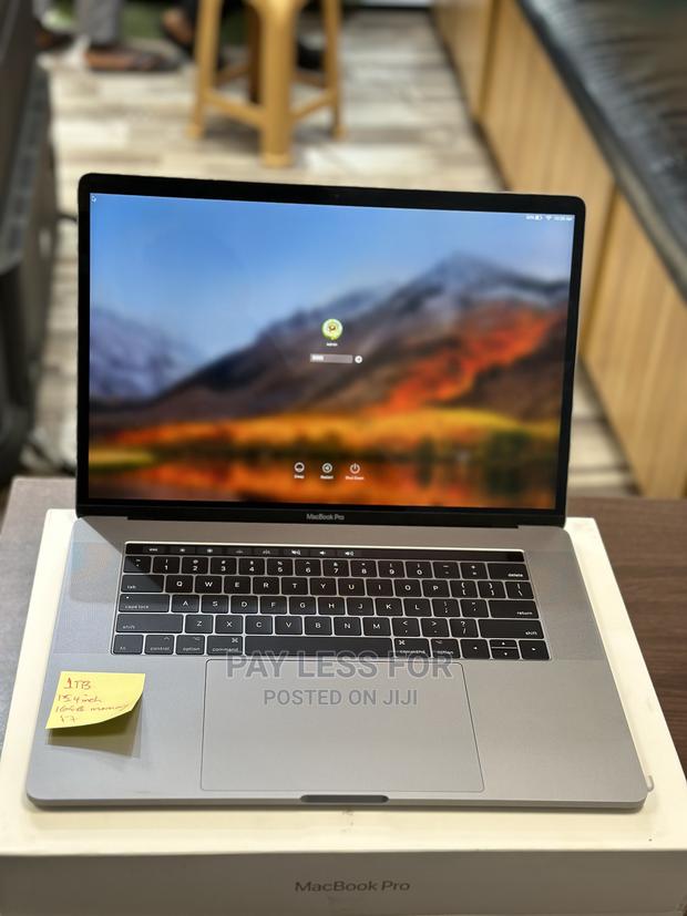 Laptop Apple MacBook Pro 2017 16GB Intel Core I7 SSD 1T · Photo 1