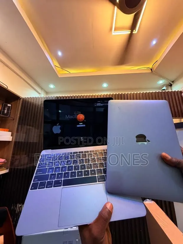 New Laptop Apple MacBook Air 2017 8GB Intel Core M3 SSD 256GB · Photo 1