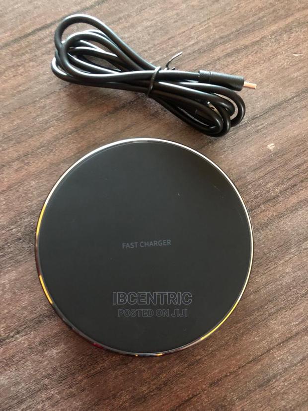 Wireless Fast Charging Pad · Photo 3