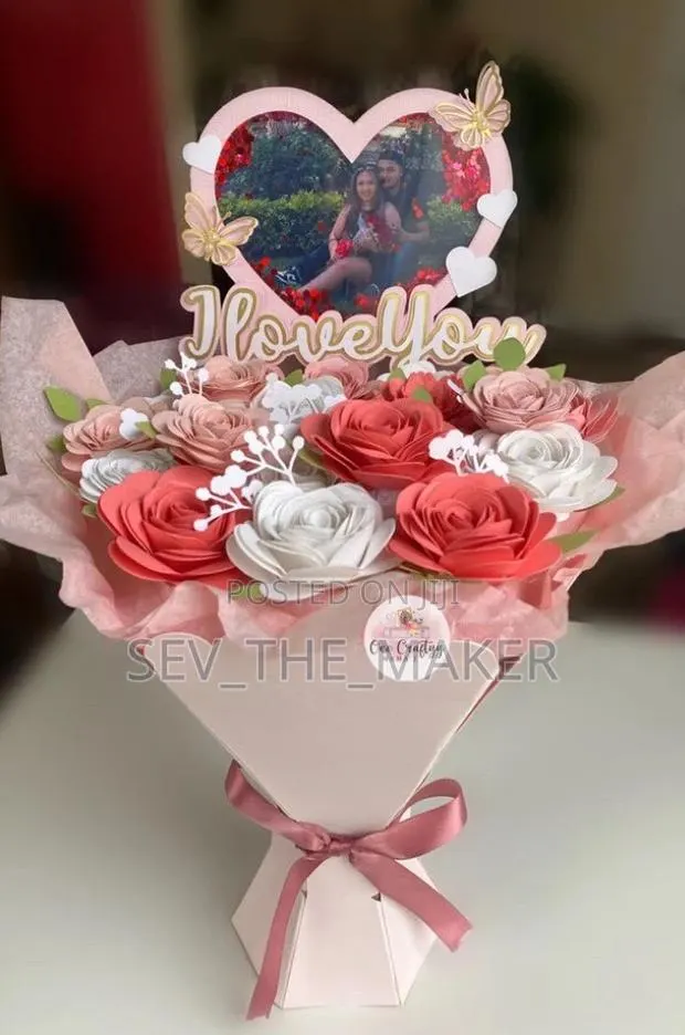 Paper Flowers and Vase Available for a Cool Price · Photo 1