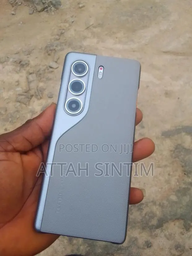 Tecno Camon 40 Pro 5G 256 GB Silver · Photo 1