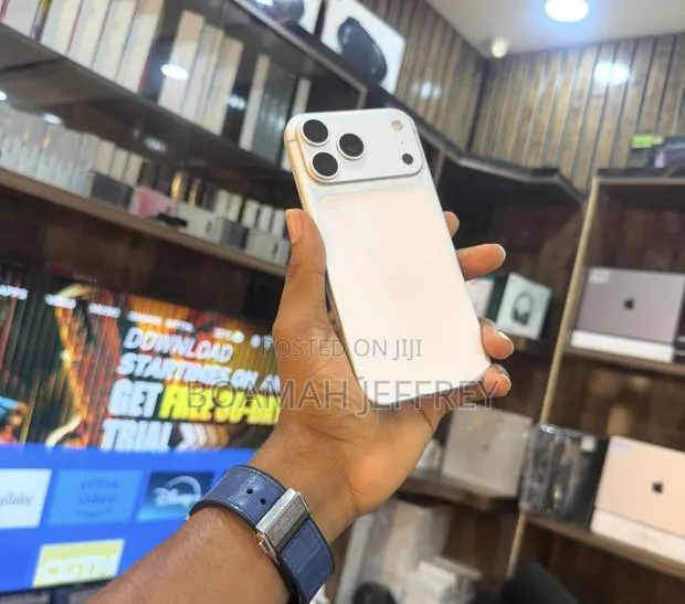 Apple iPhone 17 Pro Max 512 GB Silver · Photo 1