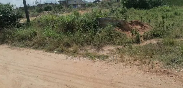 One and Half Plot.
7min.to Kumasi Accra Main Road. · Photo 1