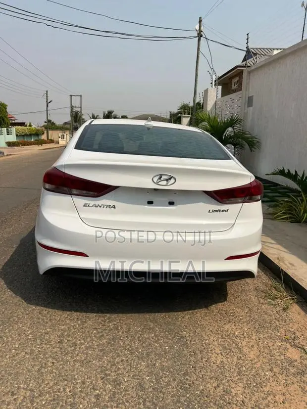 Hyundai Elantra 2017 White · Photo 1