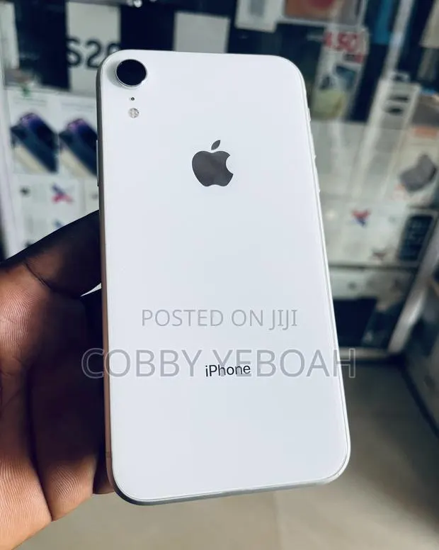 Apple iPhone XR 128 GB White · Photo 1