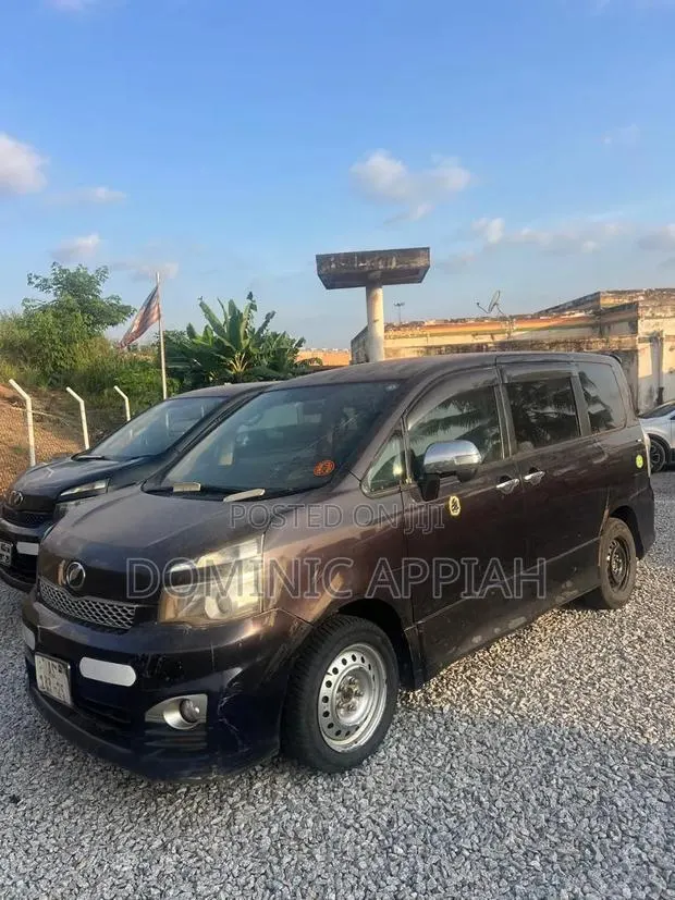 Toyota Voxy V 2WD 7-Seater 2013 · Photo 1