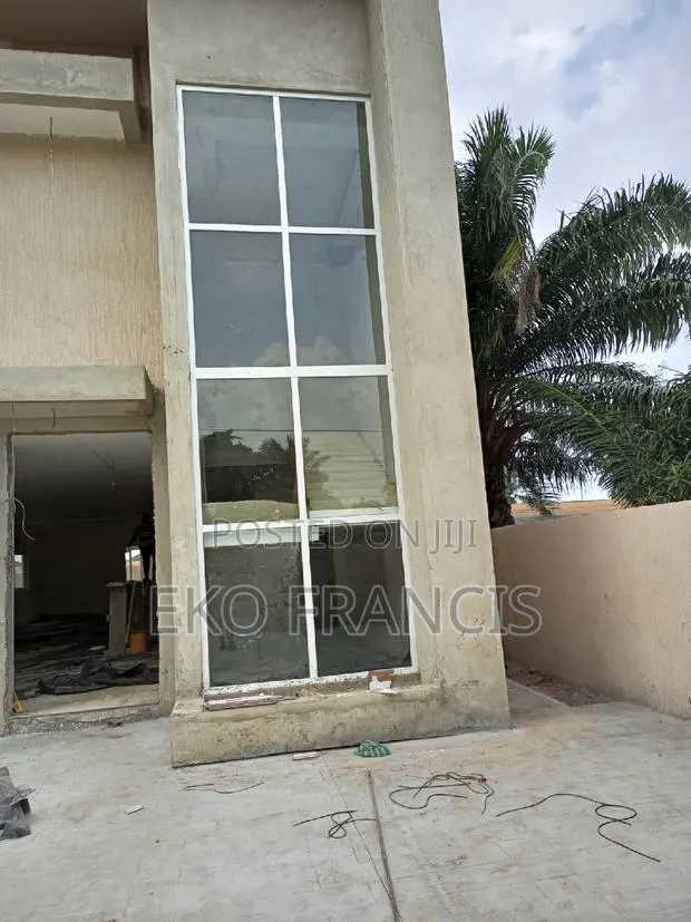 Fixed Glass Partition · Photo 1