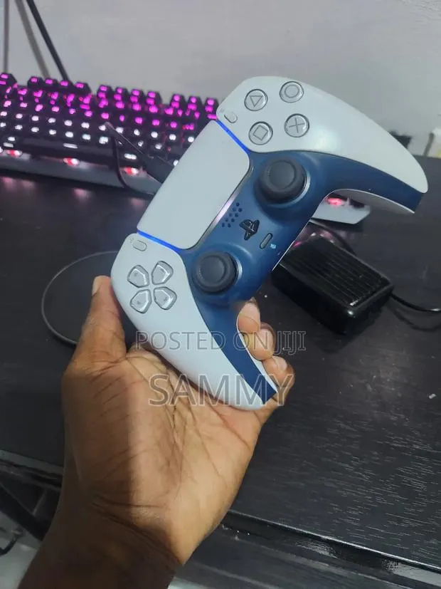 Original PS5 Controller in Box · Photo 1