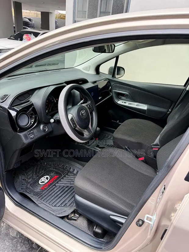 Toyota Vitz 1.3 FWD 5dr 2015 Gold · Photo 1