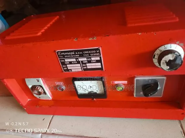Battery Charger · Photo 1