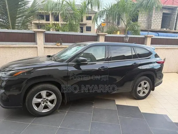 Toyota Highlander LE 2021 Black · Photo 1