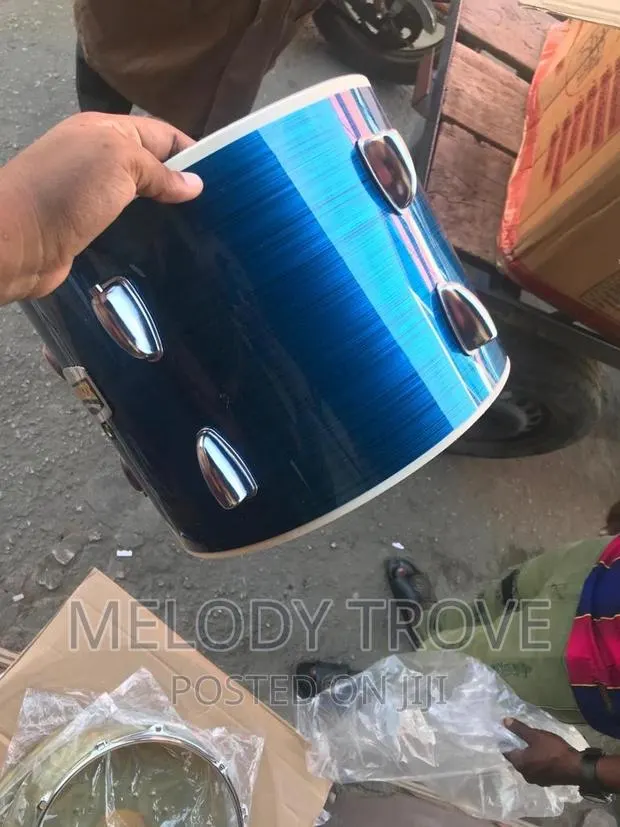 Sleek Blue Yamaha Gigmaker Drums · Photo 1
