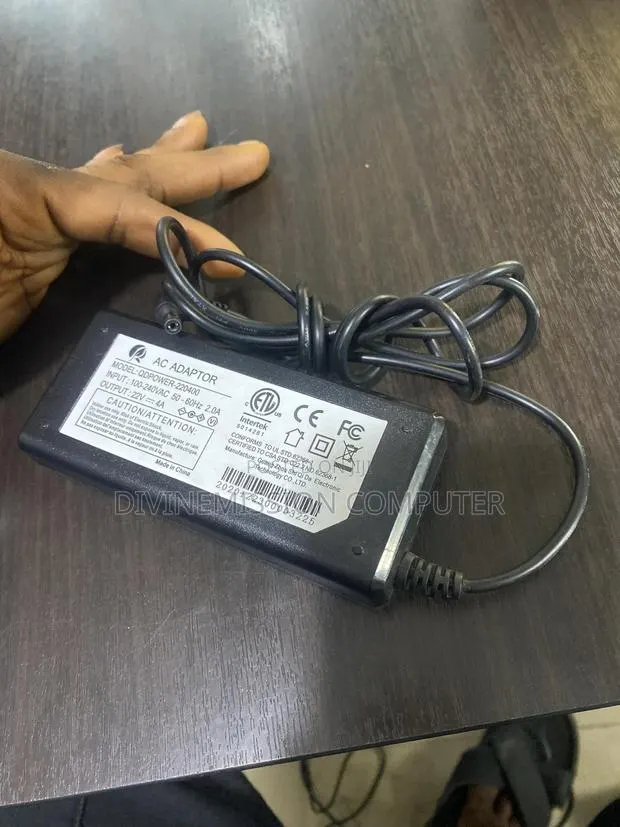 AC Adapter/Charger 22v~~4A · Photo 1