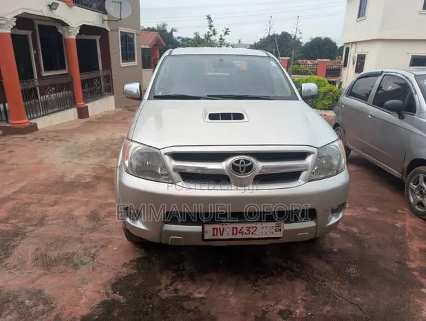 Toyota Hilux 2012 Silver · Photo 1
