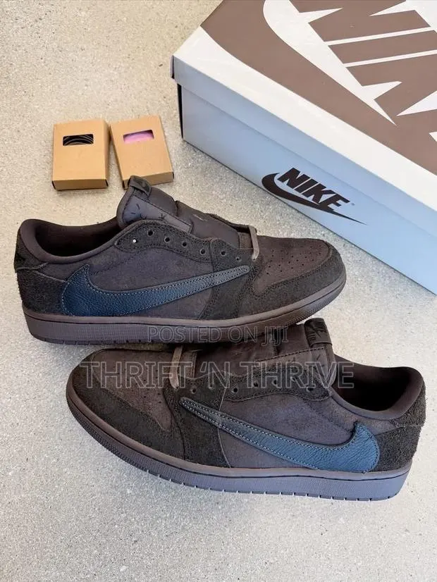 Air Jordan 1 Retro Low OG SP Travis Scott Velvet Brown · Photo 1