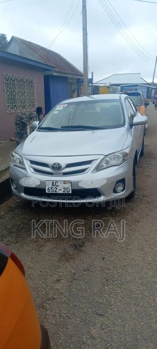Toyota Corolla LE 4dr Sedan (1.8L 4cyl 4A) 2013 Silver · Photo 1