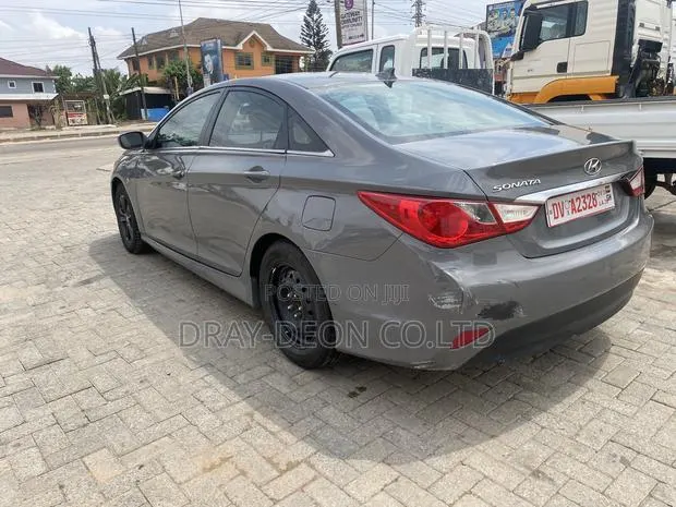 Hyundai Sonata Limited 4dr Sedan (2.4L 4cyl 6A) 2014 Gray · Photo 1