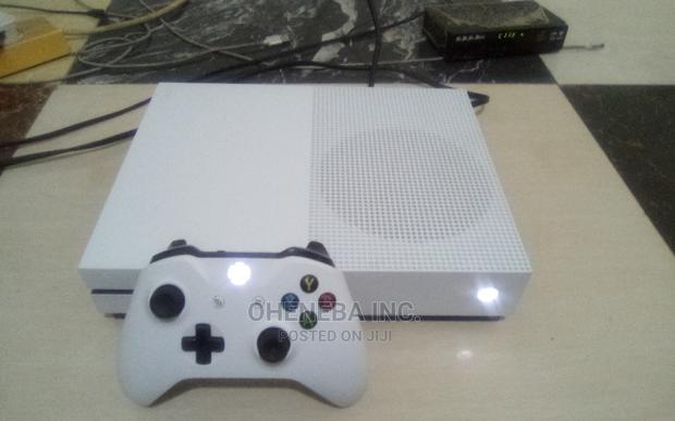 Xbox One S With 10 Games Installed + 1pad