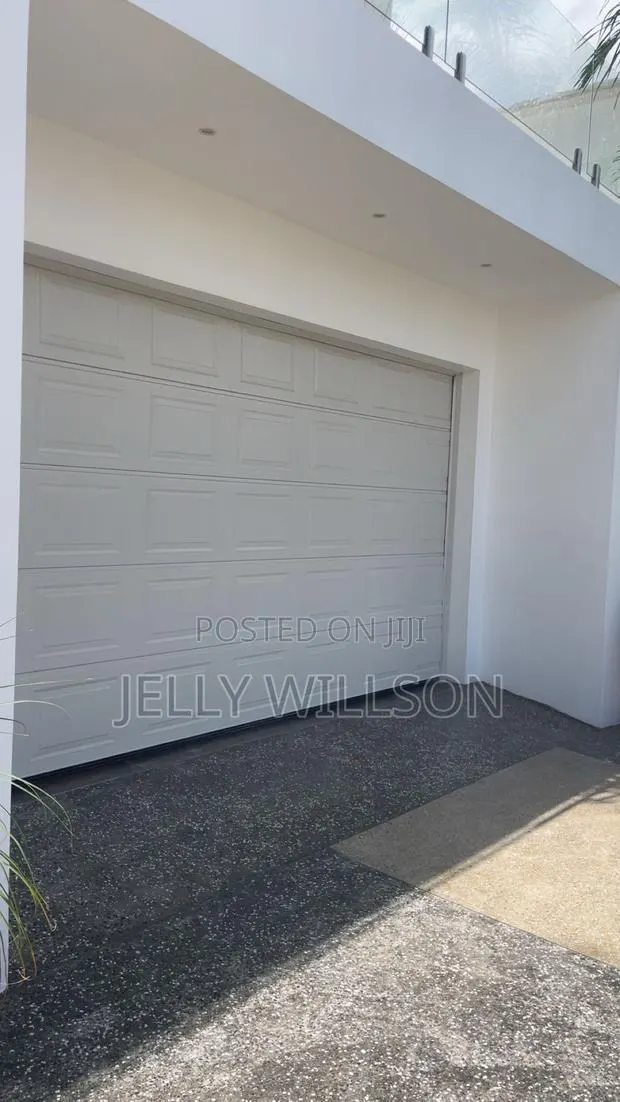 Garage 16 X 8 Feet · Photo 1