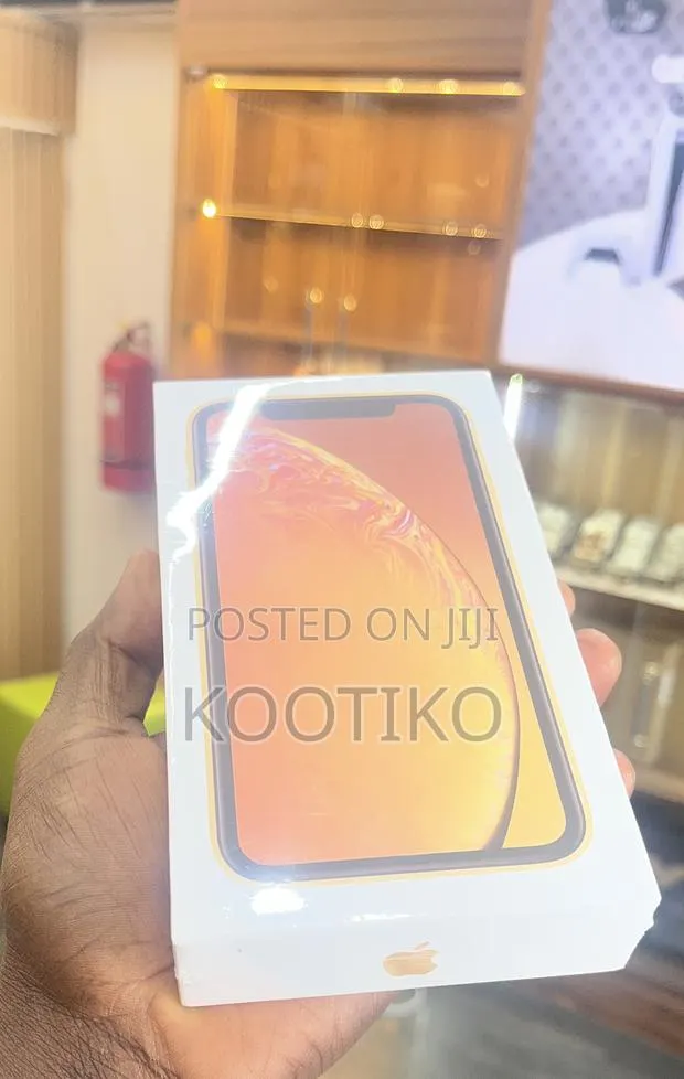 New Apple iPhone XR 128 GB Yellow · Photo 1