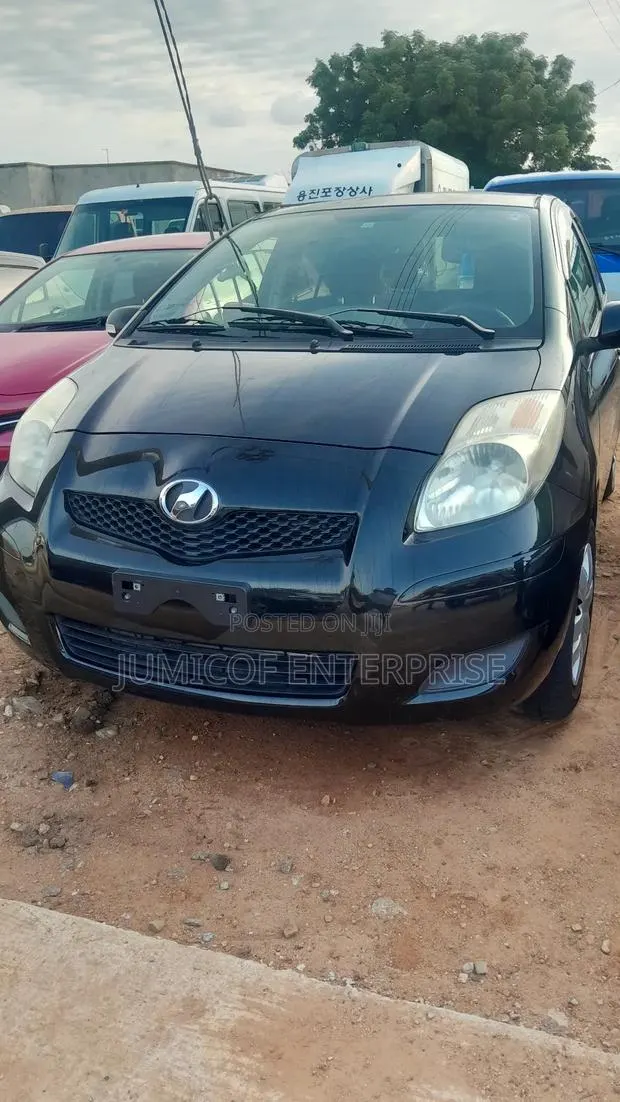 Toyota Vitz 1.3 FWD 5dr 2010 Black · Photo 1