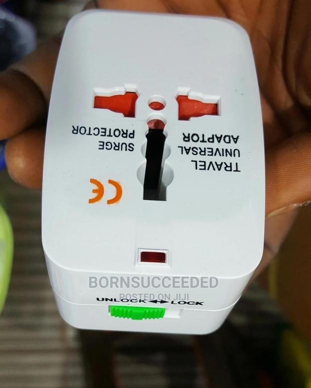 Travel Universal Adaptor With Usb Slot · Photo 4