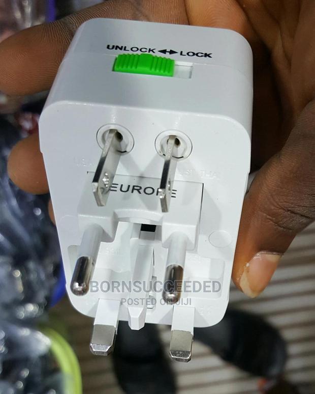 Travel Universal Adaptor With Usb Slot · Photo 1