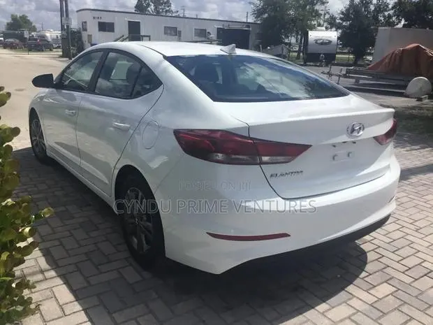 Hyundai Elantra SE 2018 White · Photo 1