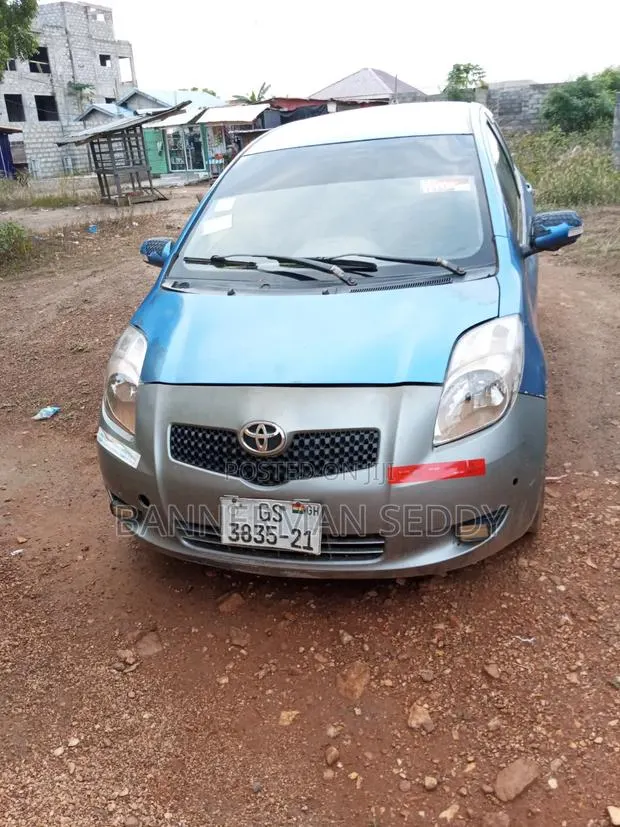 Toyota Vitz 1.3 AWD 3dr 2010 Blue · Photo 1