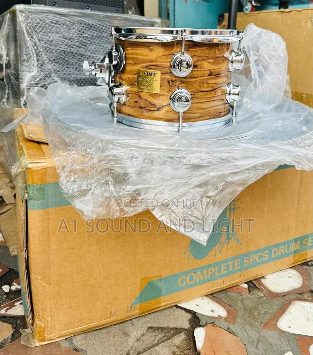 Tama Maple Custom 5 Pcs Drum Set With Competition Hardware · Photo 1