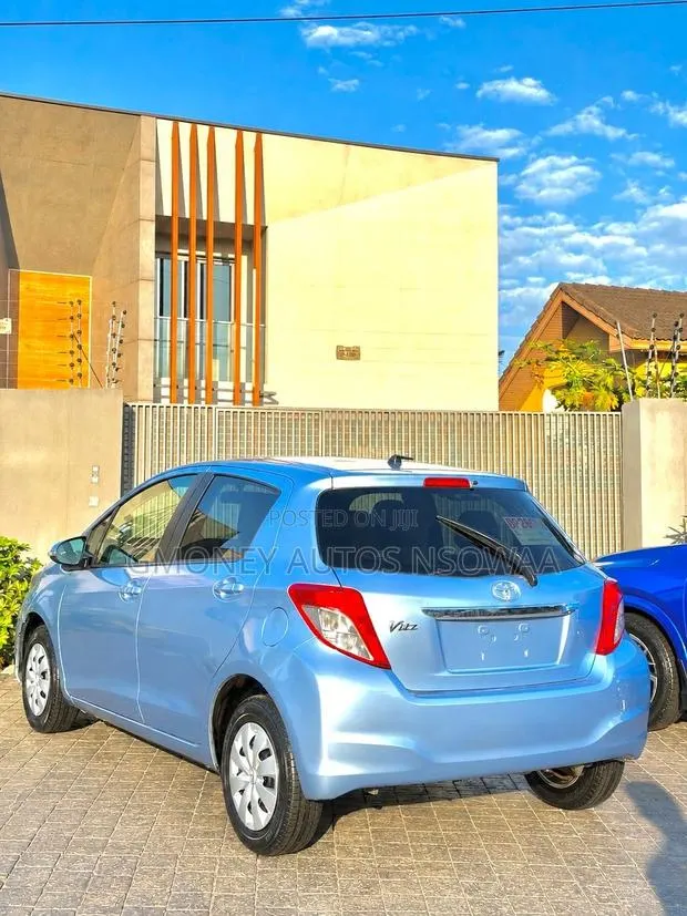 Toyota Vitz 1.5 FWD 5dr 2014 Blue · Photo 1