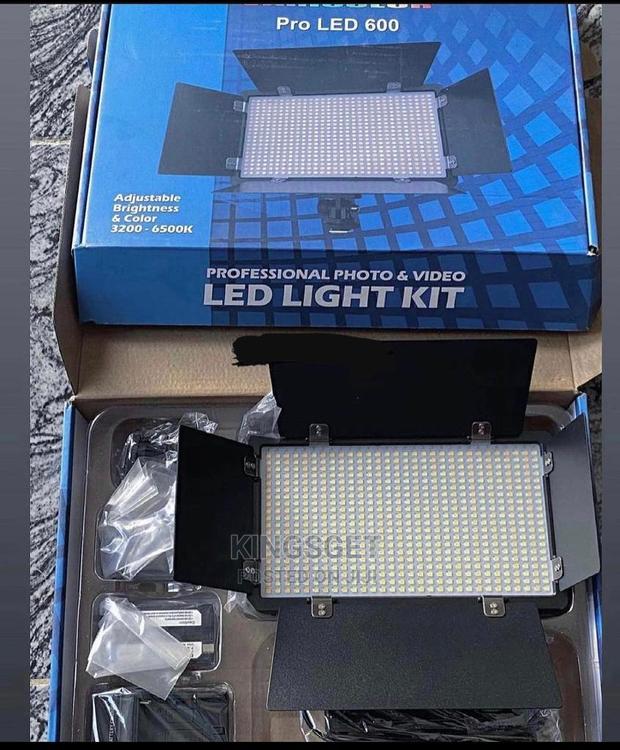 Pro Led 600 Light Kit With Battery, Adapter and Stand · Photo 1