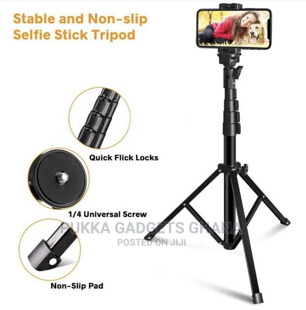 Phone Tripod With Remote · Photo 1