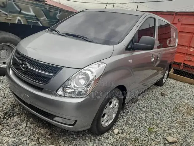 Hyundai Starex 2014 Silver · Photo 1