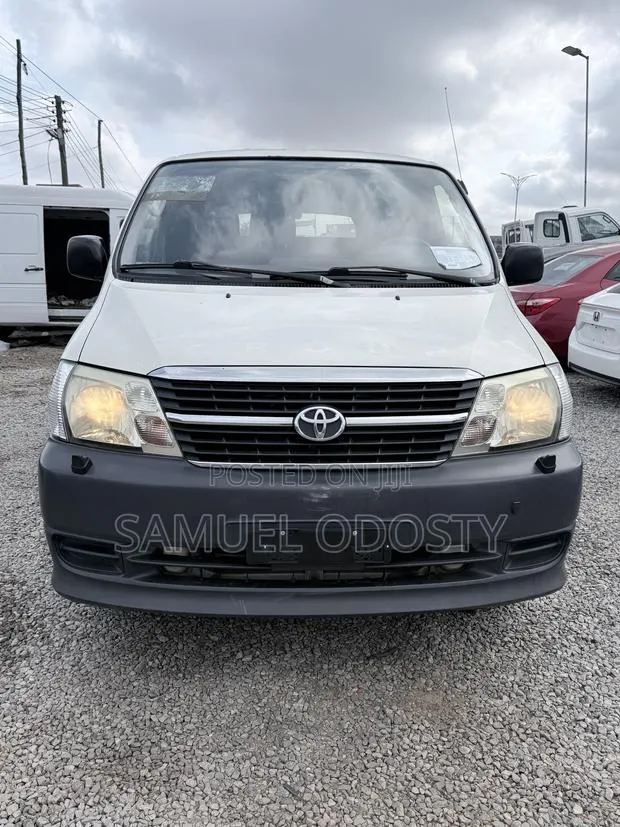 Toyota HiAce 2011 White · Photo 1