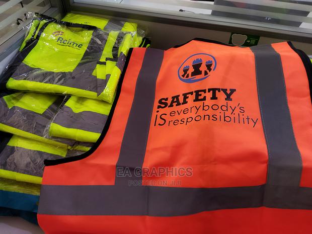 Reflector Vests and Safety Helmet Branding · Photo 3