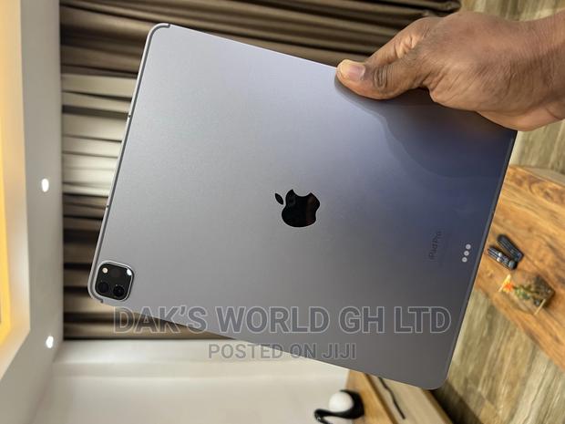 Apple iPad Pro 12.9 (2022) 256 GB Gray · Photo 2