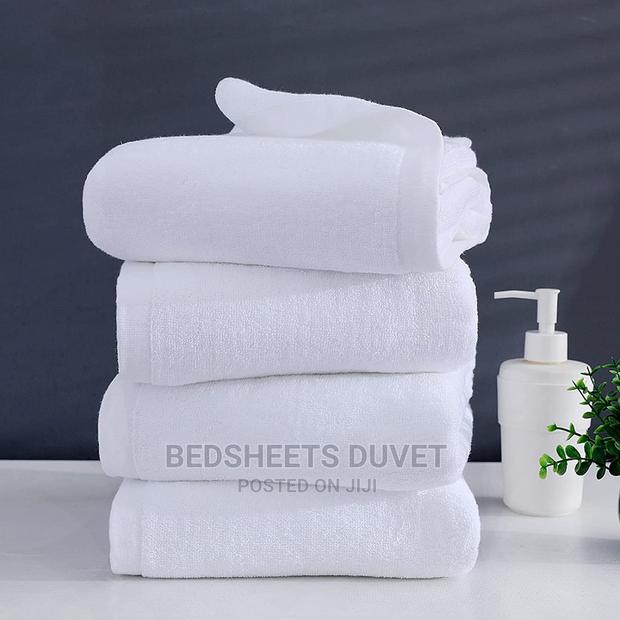 White Thick Bath Towels · Photo 1