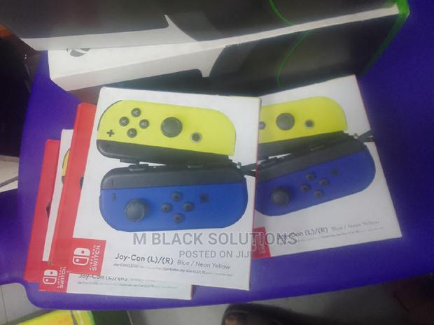 Nintendo Switch Joy-Con(L/R)Blue/Neon Yellow · Photo 1
