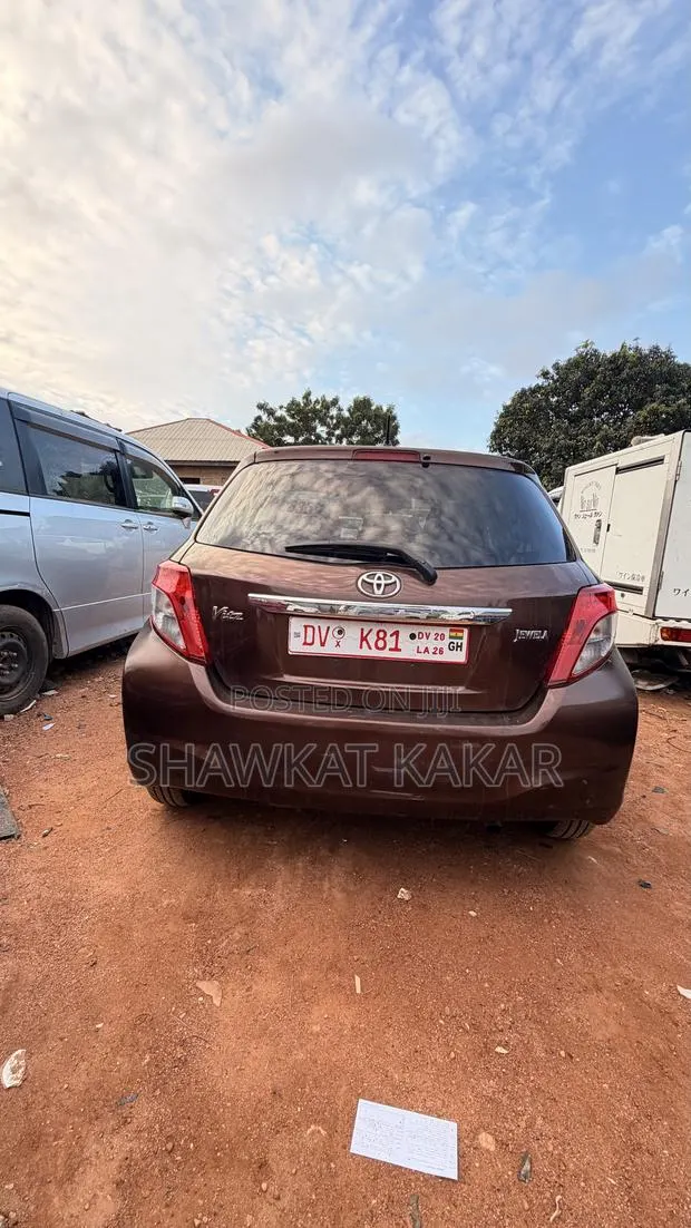 Toyota Vitz 1.3 AWD 3dr 2012 Brown · Photo 1