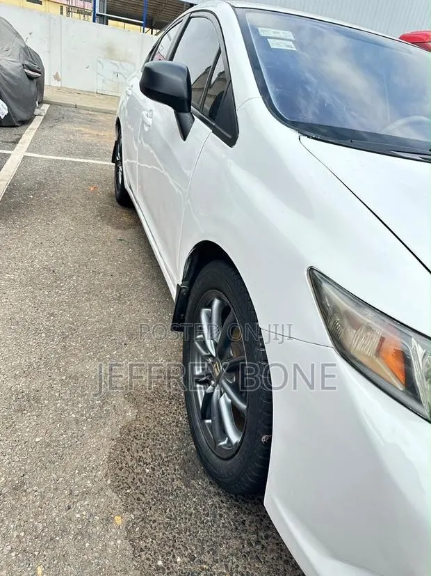 Honda Civic 2012 White · Photo 1