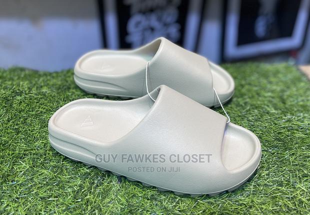 Adidas Yeezy Slides · Photo 1