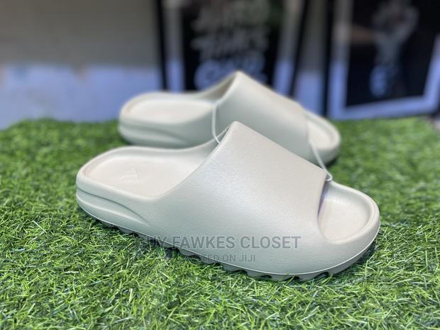 Adidas Yeezy Slides · Photo 2
