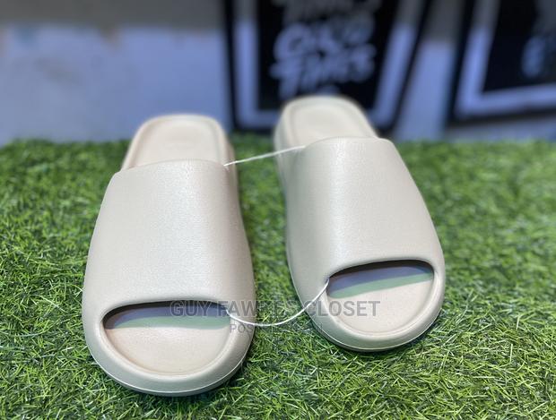 Adidas Yeezy Slides · Photo 4