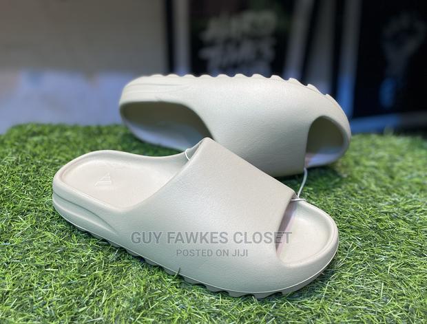 Adidas Yeezy Slides · Photo 3