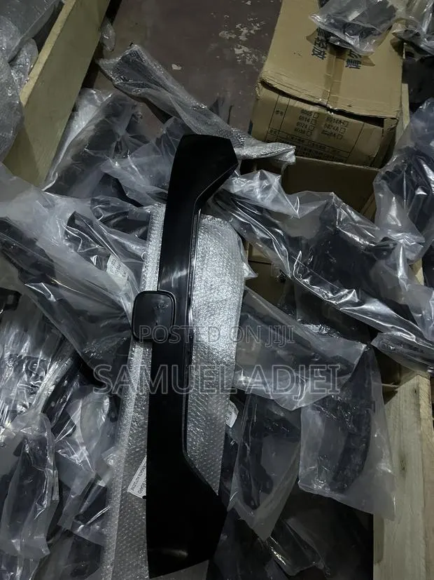 Honda Civic 16 to 18 Boat Moulding · Photo 1