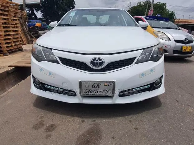 Toyota Camry SE 4dr Sedan (2.5L 4cyl 6A) 2013 White · Photo 1