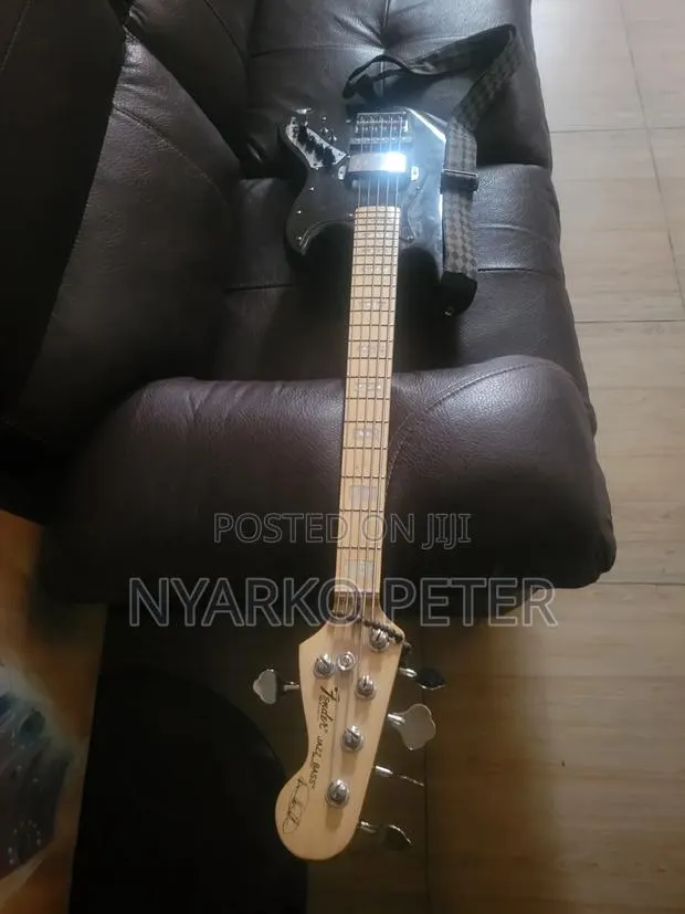 Professional Fender Jazz Bass Guitar · Photo 1