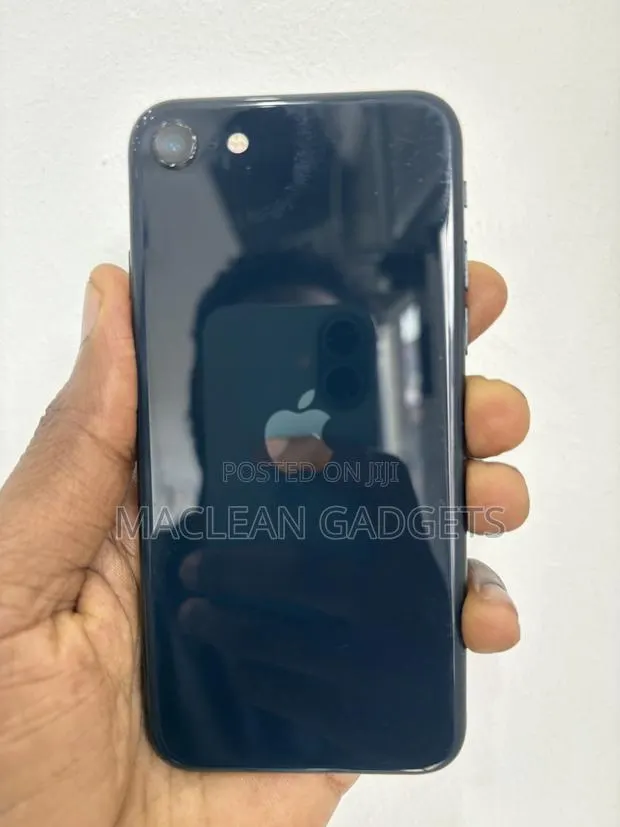 Apple iPhone SE (2022) 64 GB Black · Photo 1