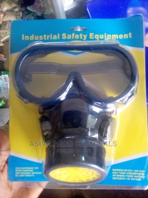 Industrial Mask And Goggles Set · Photo 3